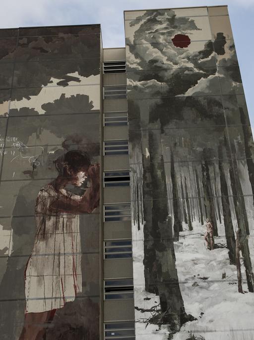 Das Kunstwerk des spanischen Streetart-Künstlers Borondo vom Projekt "Urban Nation" am Hochhaus an der Neheimer Straße in Tegel.