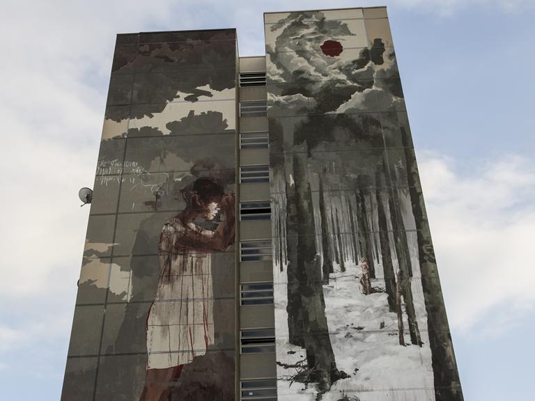 Das Kunstwerk des spanischen Streetart-Künstlers Borondo vom Projekt "Urban Nation" am Hochhaus an der Neheimer Straße in Tegel.