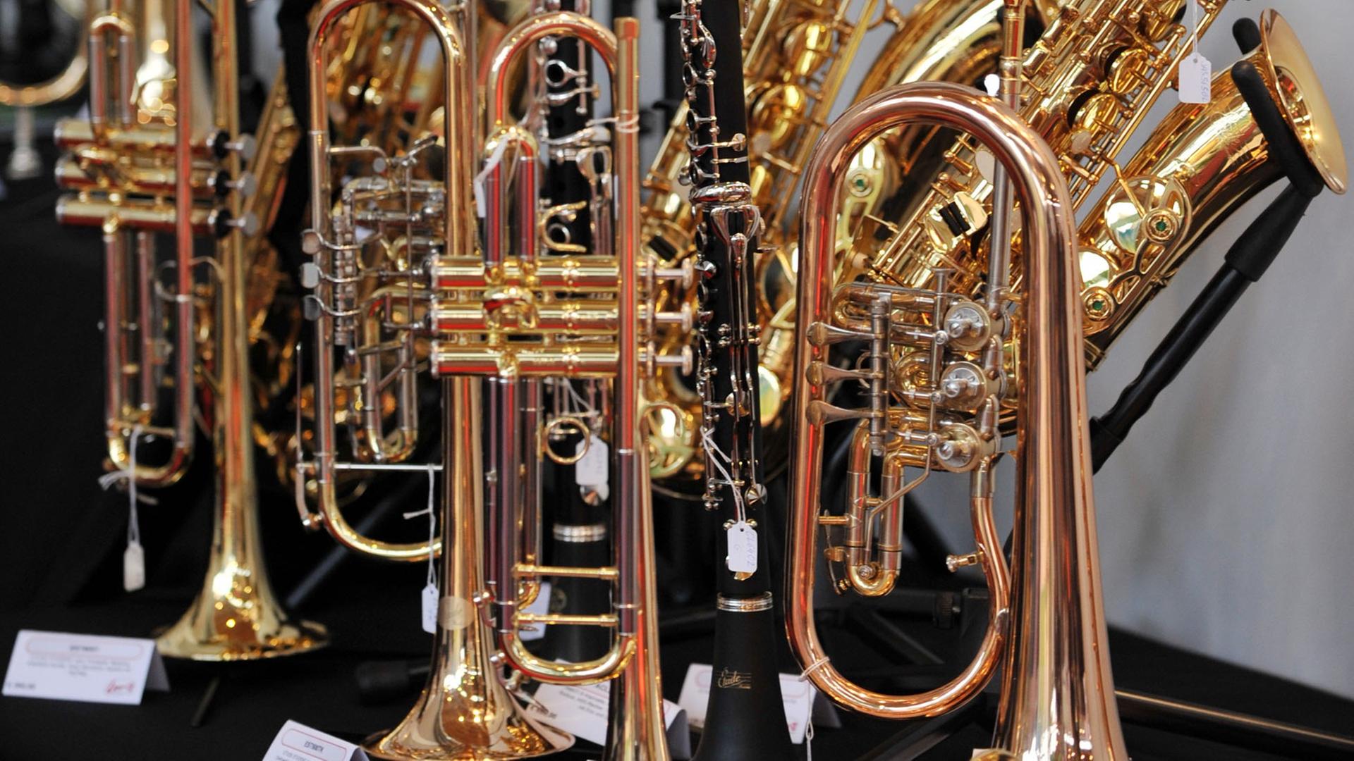 Verschiedene Blech- und Holzblasinstrumente auf der Messe My Music in Friedrichshafen am Bodensee zu sehen. Foto: Patrick Seeger dpa/lsw +++(c) dpa - Report+++ Verschiedene Blech- und Holzblasinstrumente auf der Messe My Music in Friedrichshafen am Bodensee zu sehen. Foto: Patrick Seeger dpa/lsw +++(c) dpa - Report+++