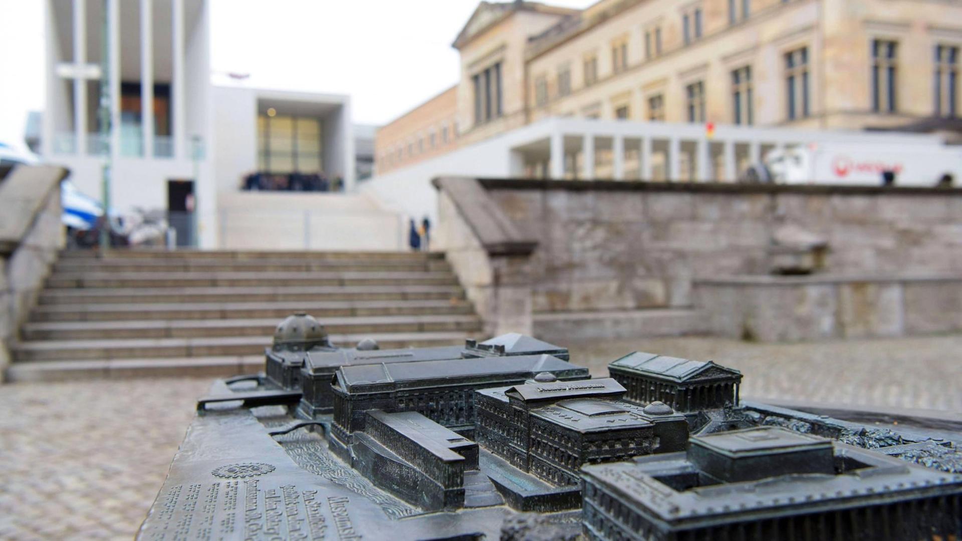 Modell der Museumsinsel aus Bronze vor der James-Simon-Galerie in Berlin. Modell der Museumsinsel aus Bronze vor der James-Simon-Galerie in Berlin.