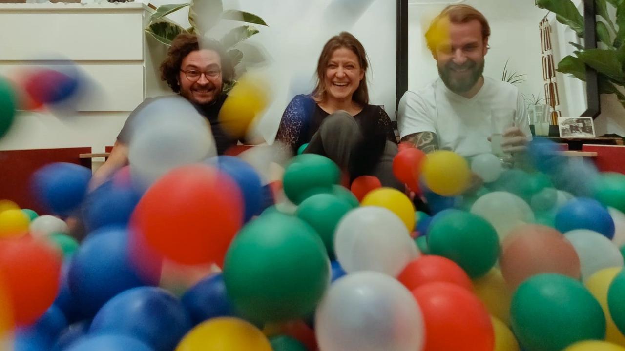 Reporterin Susanne Gietl mit den beiden "Balls of Berlin"-Unternehmern Stefan Barghoorn und Mario Graute im Bällebad.