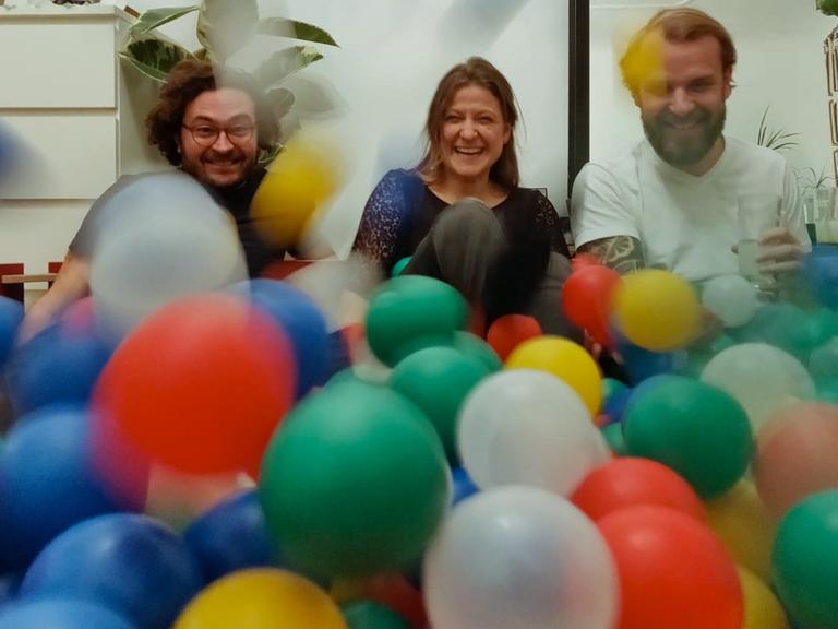 Reporterin Susanne Gietl mit den beiden "Balls of Berlin"-Unternehmern Stefan Barghoorn und Mario Graute im Bällebad.
