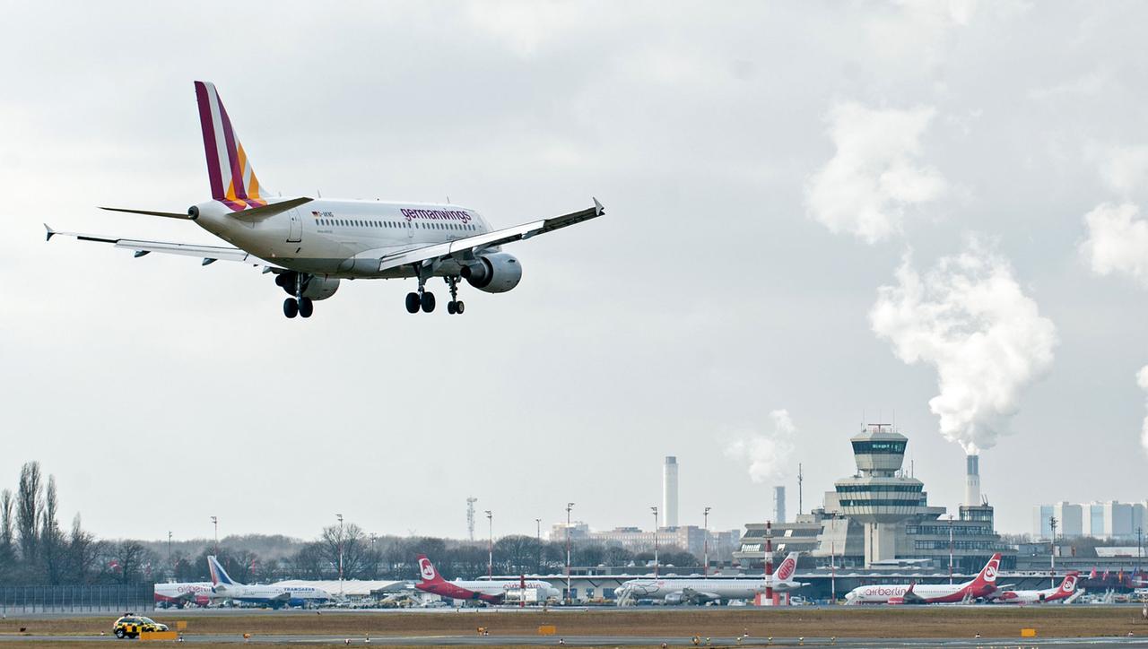 Ein Flugzeug von Germanwings am 25.02.2015 im Landeanflug auf dem Flughafen Tegel in Berlin.