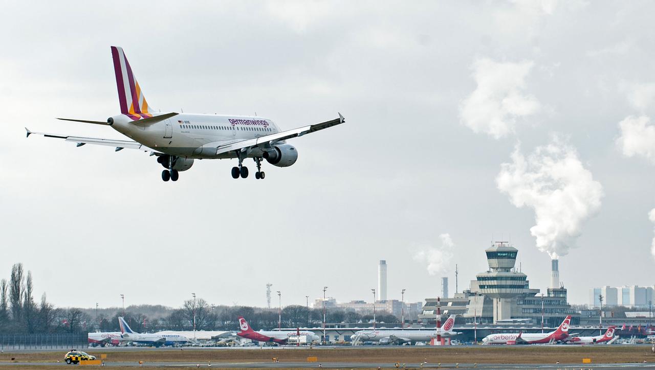 Ein Flugzeug von Germanwings am 25.02.2015 im Landeanflug auf dem Flughafen Tegel in Berlin. Ein Flugzeug von Germanwings am 25.02.2015 im Landeanflug auf dem Flughafen Tegel in Berlin.