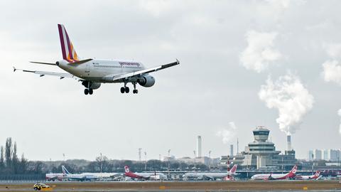 Ein Flugzeug von Germanwings am 25.02.2015 im Landeanflug auf dem Flughafen Tegel in Berlin.