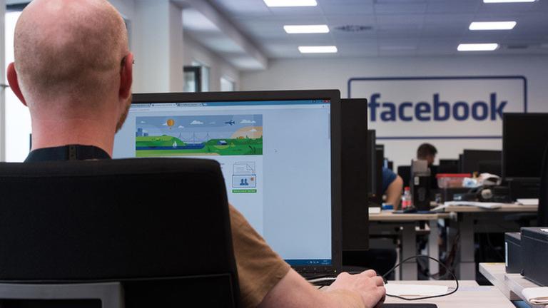 In der Facebook-Löschzentrale in Berlin. In der Facebook-Löschzentrale in Berlin.