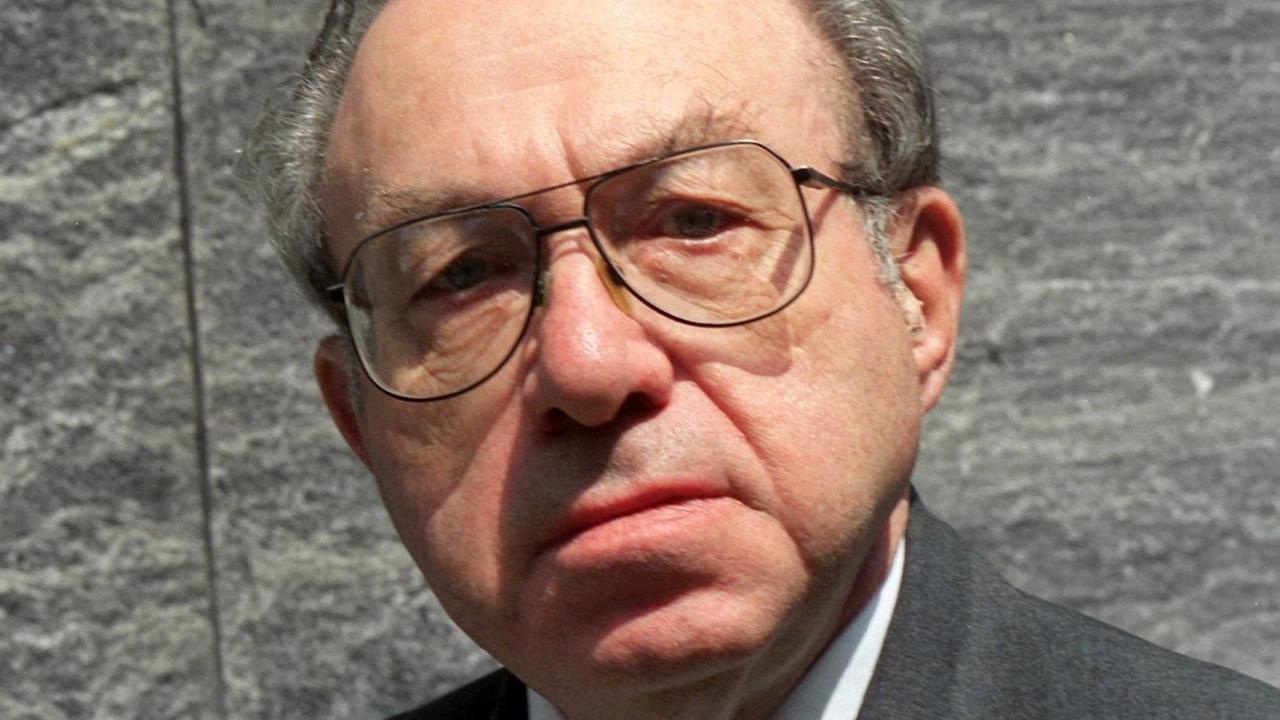Der amerikanische Historiker und Holocaustforscher Raul Hilberg am 28.5.1998 in Hannover, wo er einen Vortrag über "Täter im Nationalsozialismus - Zur Psychologie der Vernichtung" hielt. Der amerikanische Historiker und Holocaustforscher Raul Hilberg am 28.5.1998 in Hannover, wo er einen Vortrag über "Täter im Nationalsozialismus - Zur Psychologie der Vernichtung" hielt.