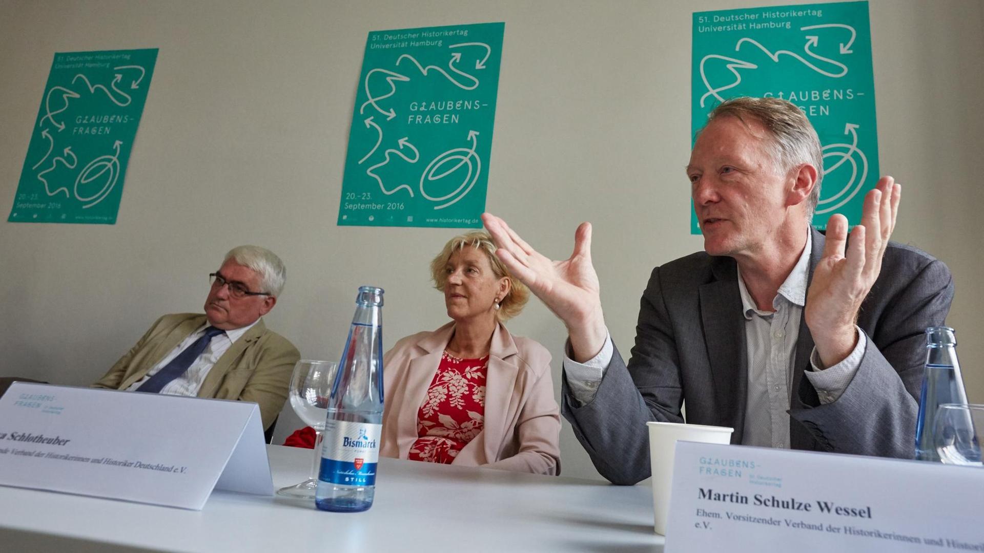 Ulrich Bongertmann (Verband deutscher Geschichtslehrer Deutschlands e.V., l-r), Eva Schlotheuber (Vorsitzende Verband der Historikerinnen und Historiker Deutschland e.V.) und Martin Schulze Wessel (ehemaliger Vorsitzender Verband der Historikerinnen und Historiker Deutschland e.V.) geben am 23.09.2016 in Hamburg die Abschluss-Pressekonferenz zum 51. Deutschen Historikertag. Ulrich Bongertmann (Verband deutscher Geschichtslehrer Deutschlands e.V., l-r), Eva Schlotheuber (Vorsitzende Verband der Historikerinnen und Historiker Deutschland e.V.) und Martin Schulze Wessel (ehemaliger Vorsitzender Verband der Historikerinnen und Historiker Deutschland e.V.) geben am 23.09.2016 in Hamburg die Abschluss-Pressekonferenz zum 51. Deutschen Historikertag.