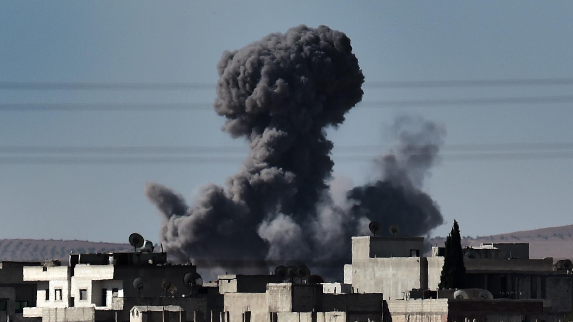Eine Rauchwolke über der nordsyrischen Stadt Kobane. Eine Rauchwolke über der nordsyrischen Stadt Kobane.