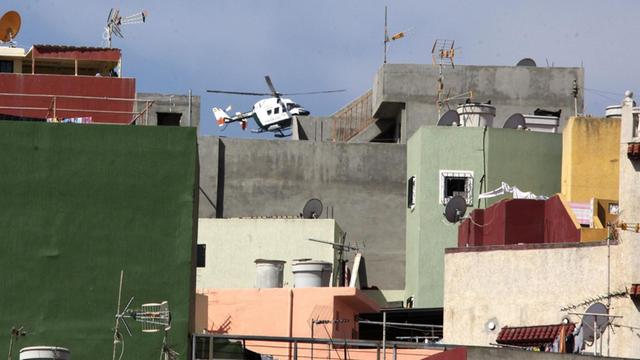 Ein Polizei-Helicopter über dem Stadtteil "El Principe" in der spanischen Exklave Ceute in Marokko