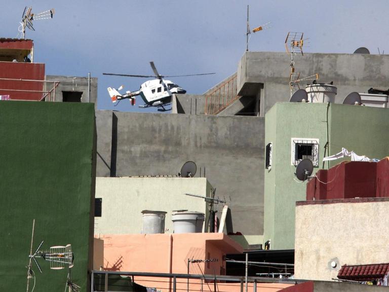 Ein Polizei-Helicopter über dem Stadtteil "El Principe" in der spanischen Exklave Ceute in Marokko