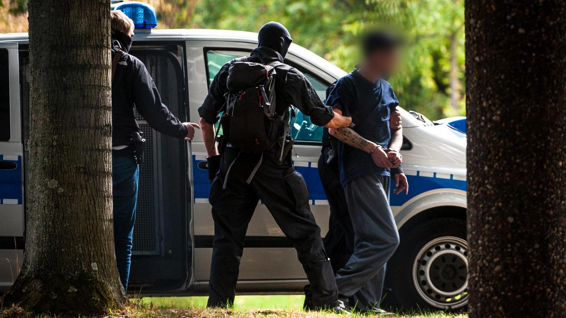 Mutmaßliche Rechtsterroristen, die am Morgen in Bayern und Sachsen festgenommen wurden, erreichen den Bundesgerichtshof und werden von Polizisten abgeführt. Mutmaßliche Rechtsterroristen, die am Morgen in Bayern und Sachsen festgenommen wurden, erreichen den Bundesgerichtshof und werden von Polizisten abgeführt.