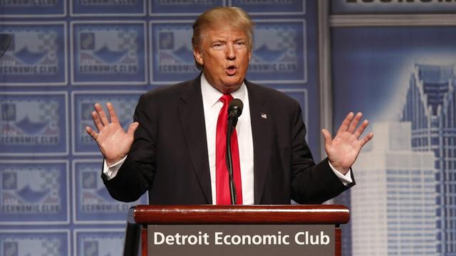 Donald Trump hält beim Detroit Economic Club eine Rede