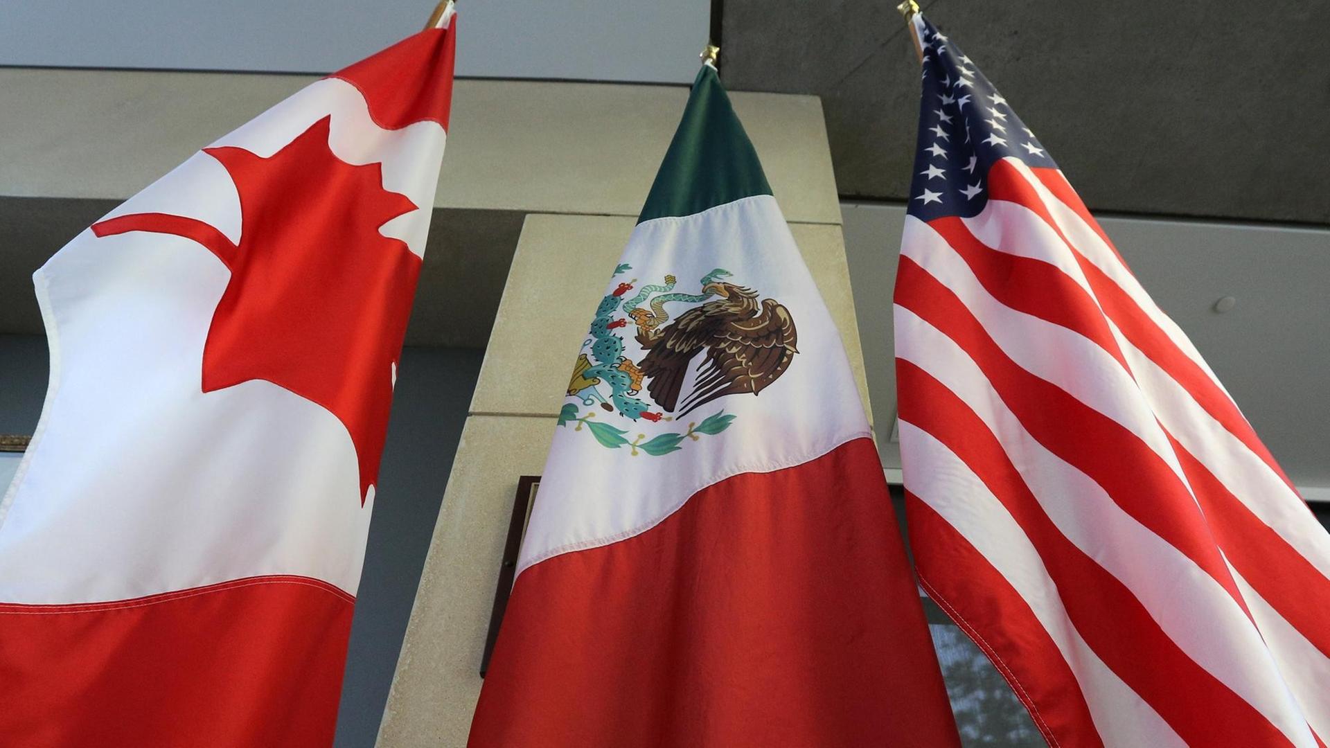 Die mexikanische, amerikanische und kanadische Flagge in der Lobby des Tagungsgebäudes der dritten Verhandlungsrunde des Handelsabkommens NAFTA in der kanadischen Hauptstadt Ottawa am 24. September 2017. Die mexikanische, amerikanische und kanadische Flagge in der Lobby des Tagungsgebäudes der dritten Verhandlungsrunde des Handelsabkommens NAFTA in der kanadischen Hauptstadt Ottawa am 24. September 2017.