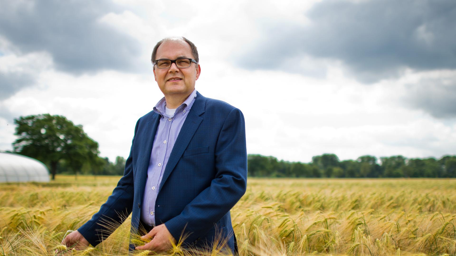 Bundeslandwirtschaftsminister Christian Schmidt (CSU) steht am 12.06.2014 in einem Testfeld mit Wintergerste beim Bundessortenamt bei Neustadt am Rübenberge in Niedersachsen. Bundeslandwirtschaftsminister Christian Schmidt (CSU) steht am 12.06.2014 in einem Testfeld mit Wintergerste beim Bundessortenamt bei Neustadt am Rübenberge in Niedersachsen.