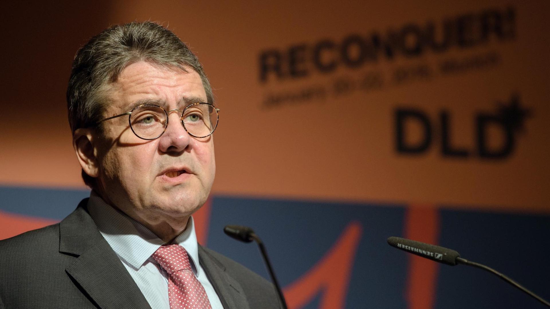 Bundesaußenminister Sigmar Gabriel (SPD) spricht am 20.01.2018 zum Auftakt der Innovationskonferenz Digital-Life-Design (DLD) im Literaturhaus in München (Bayern). Die dreitägige Veranstaltung, die vom 20.01. bis zum 22.01.2018 andauert, will Technologiebranche, Politik und Kultur zusammenzubringen. Foto: Matthias Balk/dpa +++(c) dpa - Bildfunk+++ Bundesaußenminister Sigmar Gabriel (SPD) spricht am 20.01.2018 zum Auftakt der Innovationskonferenz Digital-Life-Design (DLD) im Literaturhaus in München (Bayern). Die dreitägige Veranstaltung, die vom 20.01. bis zum 22.01.2018 andauert, will Technologiebranche, Politik und Kultur zusammenzubringen. Foto: Matthias Balk/dpa +++(c) dpa - Bildfunk+++