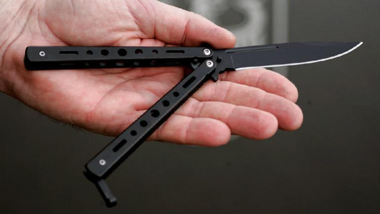 Messer liegt in einer Hand Messer liegt in einer Hand