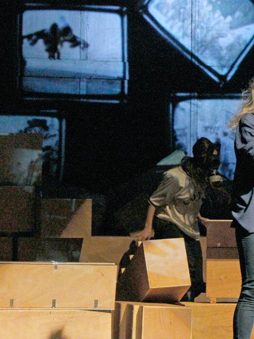 Schauspielerin Vernesa Berbo am Mikrofon bei der Uraufführung von "Common Ground" von Regisseurin Yael Ronen am Maxim Gorki Theater Berlin, aufgenommen am 14.03.2014