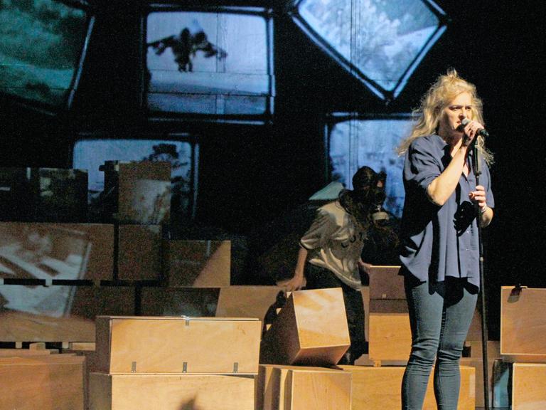 Schauspielerin Vernesa Berbo am Mikrofon bei der Uraufführung von "Common Ground" von Regisseurin Yael Ronen am Maxim Gorki Theater Berlin, aufgenommen am 14.03.2014