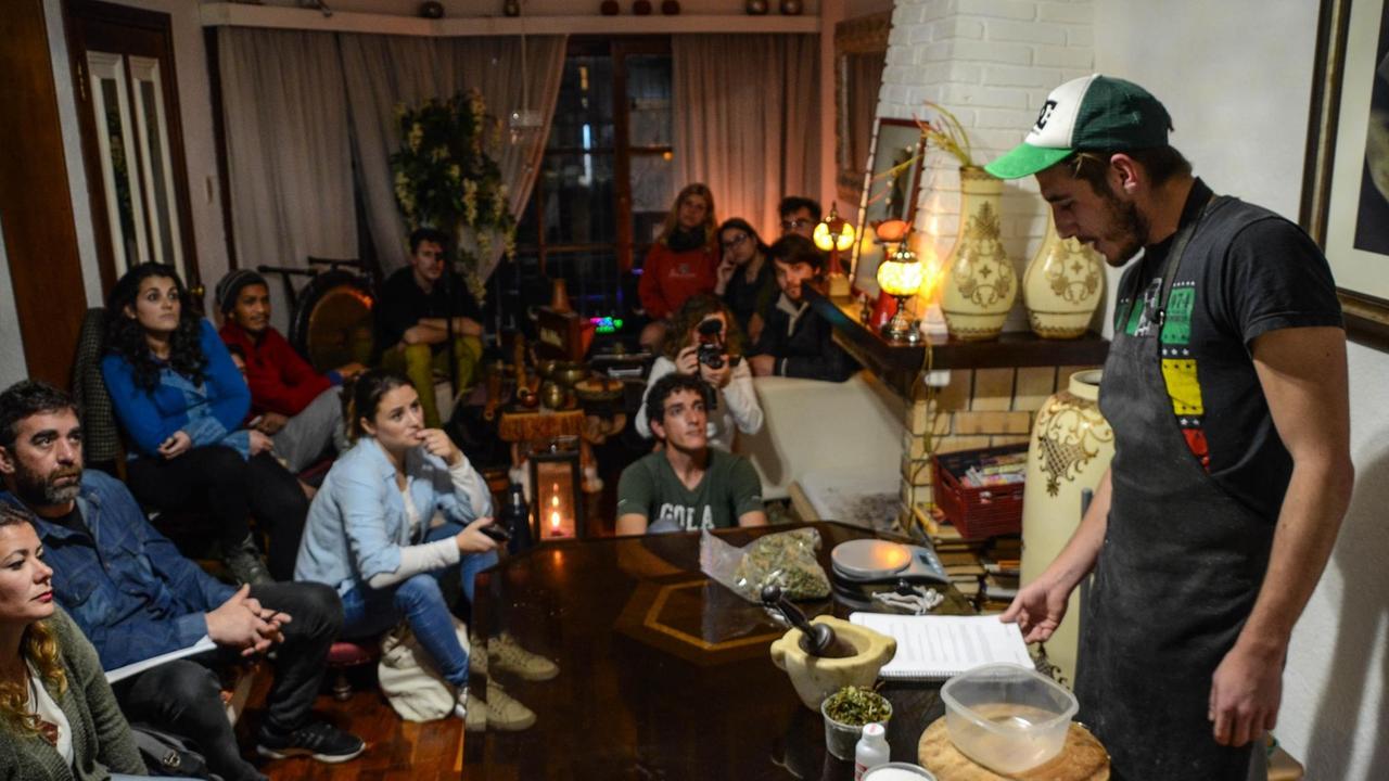 Cannabis-Kochvorführung in einem Wohnzimmer Cannabis-Kochvorführung in einem Wohnzimmer