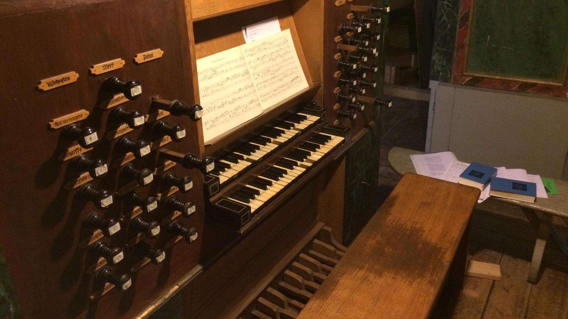 April 2015: Noch ist der Spieltisch der Schnitger-Orgel in Neuenfelde am Stadtrand von Hamburg nicht restauriert April 2015: Noch ist der Spieltisch der Schnitger-Orgel in Neuenfelde am Stadtrand von Hamburg nicht restauriert