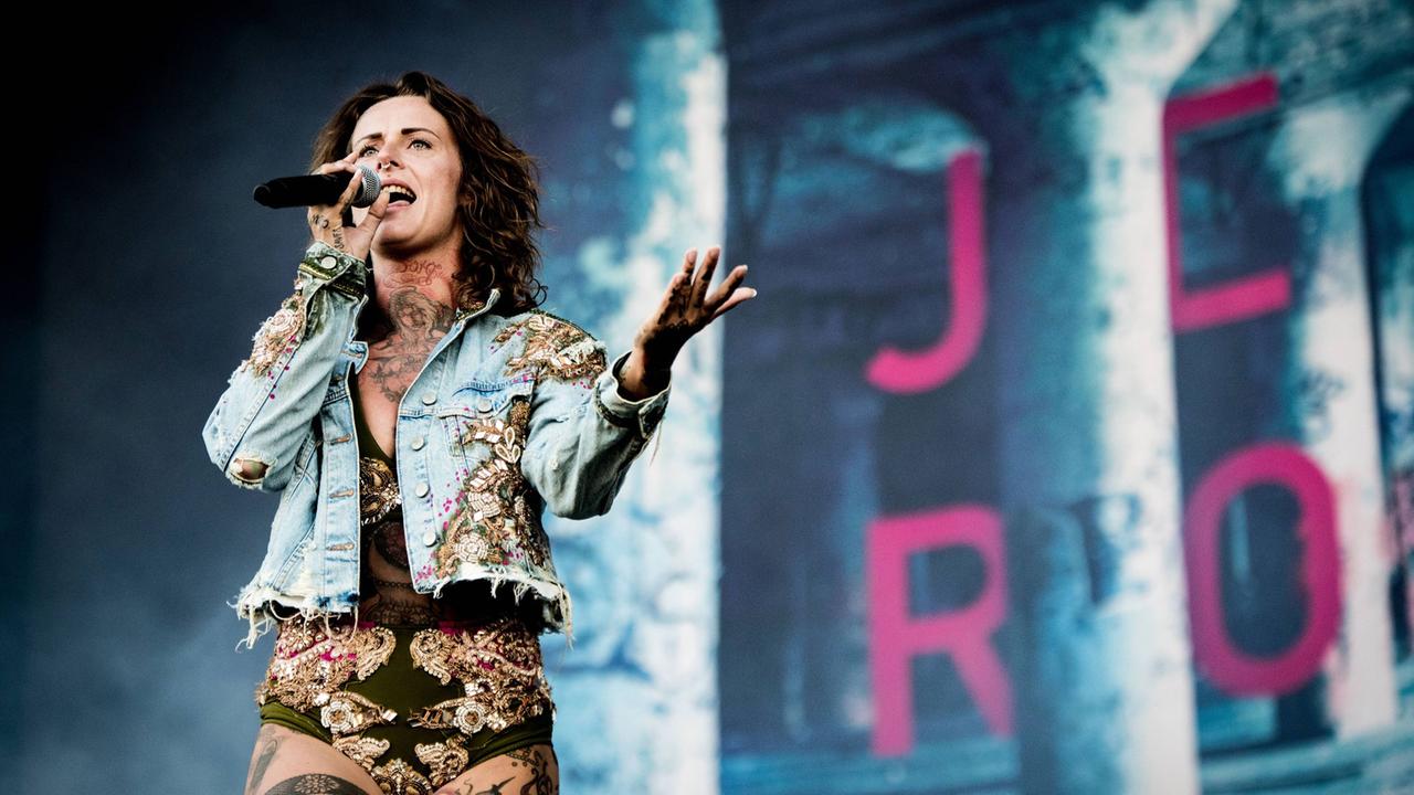 Jennifer Weist von der Band "Jennifer Rostock" bei einem Konzert im Sommer 2017.