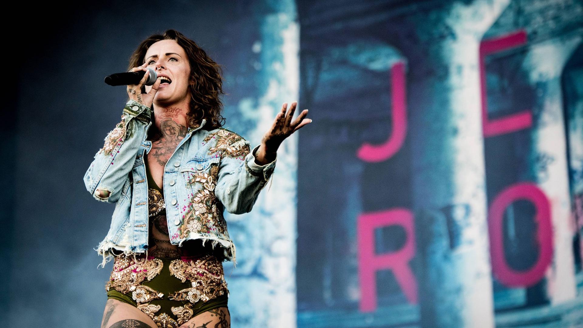 Jennifer Weist von der Band "Jennifer Rostock" bei einem Konzert im Sommer 2017. Jennifer Weist von der Band "Jennifer Rostock" bei einem Konzert im Sommer 2017.