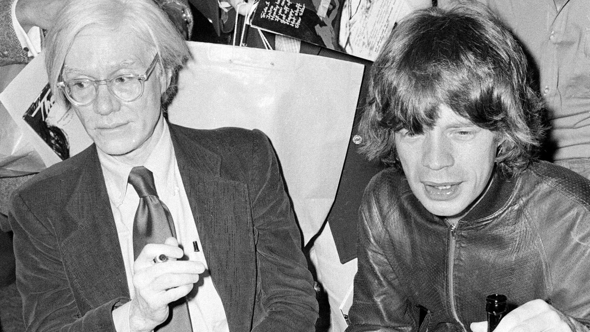 US-Künstler Andy Warhol (1928-1987) und Rolling-Stones-Sänger Mick Jagger, aufgenommen im Jahr 1977 in New York US-Künstler Andy Warhol (1928-1987) und Rolling-Stones-Sänger Mick Jagger, aufgenommen im Jahr 1977 in New York