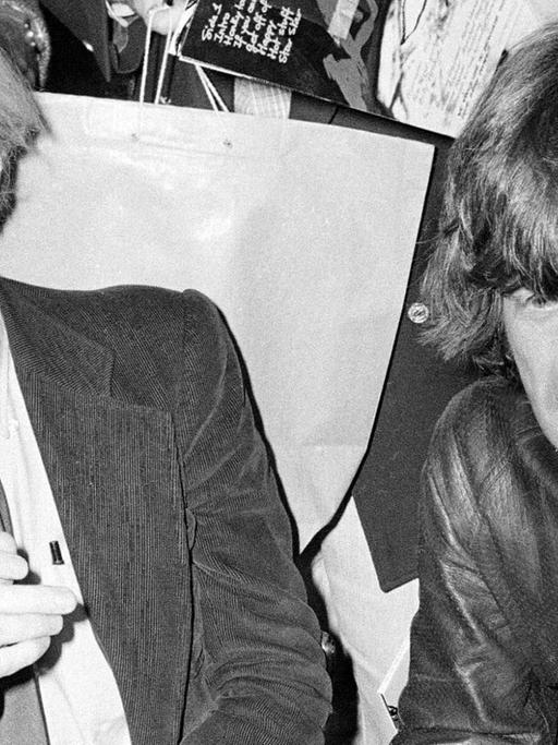 US-Künstler Andy Warhol (1928-1987) und Rolling-Stones-Sänger Mick Jagger, aufgenommen im Jahr 1977 in New York