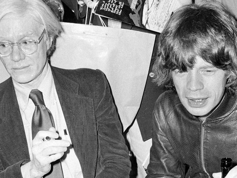 US-Künstler Andy Warhol (1928-1987) und Rolling-Stones-Sänger Mick Jagger, aufgenommen im Jahr 1977 in New York