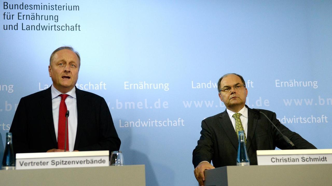 Joachim Rukwied, Präsident des Deutschen Bauernverbandes und Bundeslandwirtschaftsminister Christian Schmidt (CSU) nach dem "Milchgipfel" im Bundeslandwirtschaftsministerium, beide an Mikrofonen stehen. Joachim Rukwied, Präsident des Deutschen Bauernverbandes und Bundeslandwirtschaftsminister Christian Schmidt (CSU) nach dem "Milchgipfel" im Bundeslandwirtschaftsministerium, beide an Mikrofonen stehen.