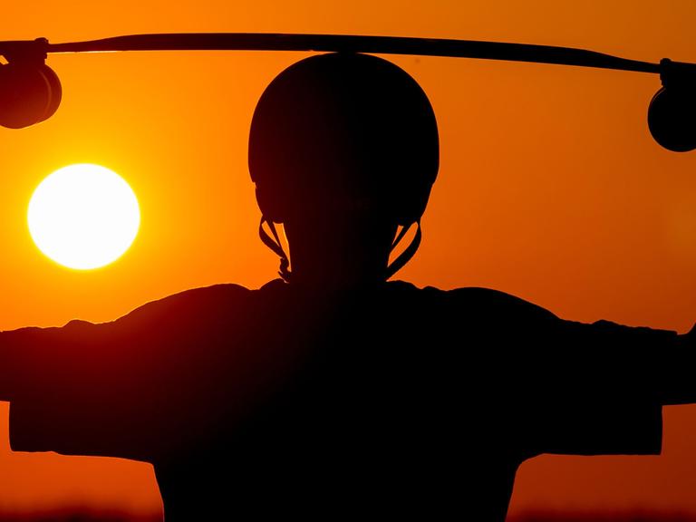 Junge mit einem Longboard