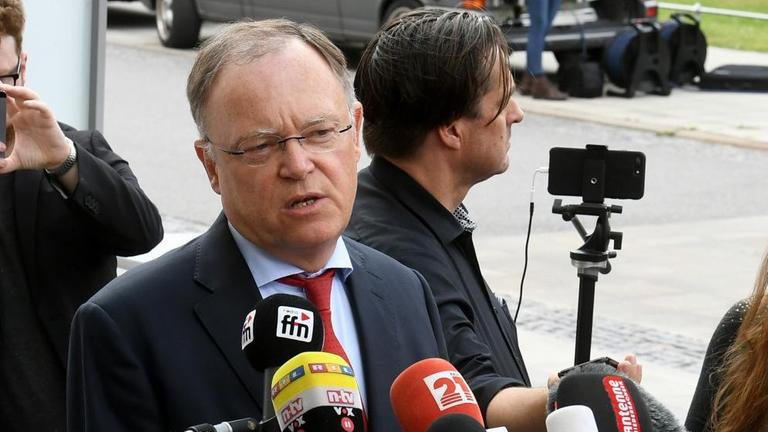 Niedersachsens Ministerpräsident Stephan Weil (SPD) spricht am 04.08.2017 während einer Pressekonferenz vor der Staatskanzlei in Hannover vor Medienvertretern.