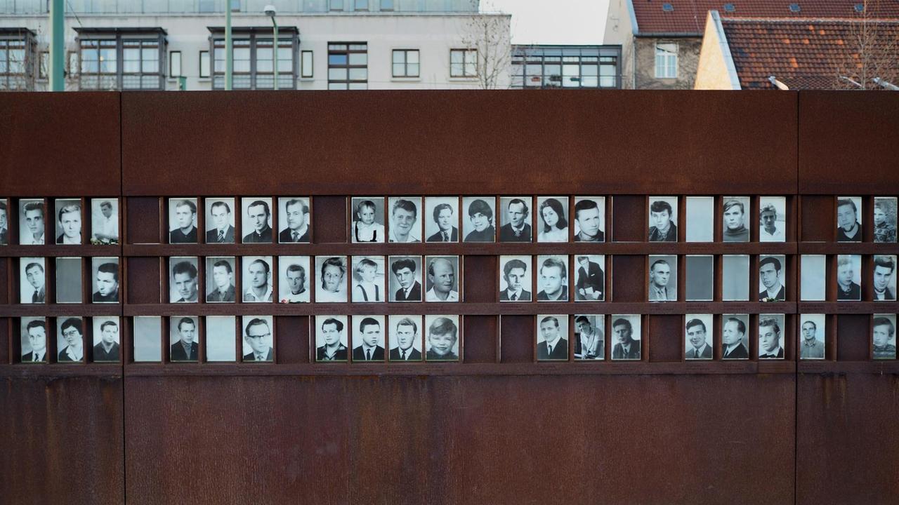 Fotos von Maueropfern hängen an einer Wand aus Eisen auf dem Gelände der Gedenkstätte Berliner Mauer an der Bernauer Straße am 30.12.2015 in Berlin. Fotos von Maueropfern hängen an einer Wand aus Eisen auf dem Gelände der Gedenkstätte Berliner Mauer an der Bernauer Straße am 30.12.2015 in Berlin.