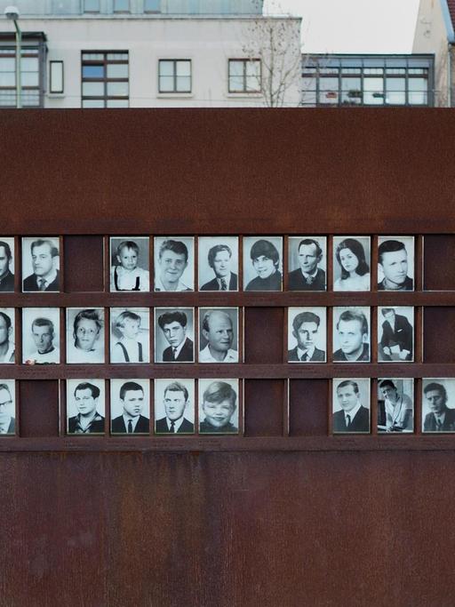 Gedenkstätte Berliner Mauer an der Bernauer Straße mit Fotos von Maueropfern
