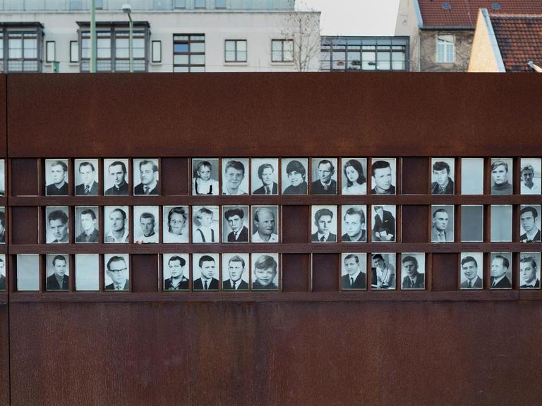 Gedenkstätte Berliner Mauer an der Bernauer Straße mit Fotos von Maueropfern