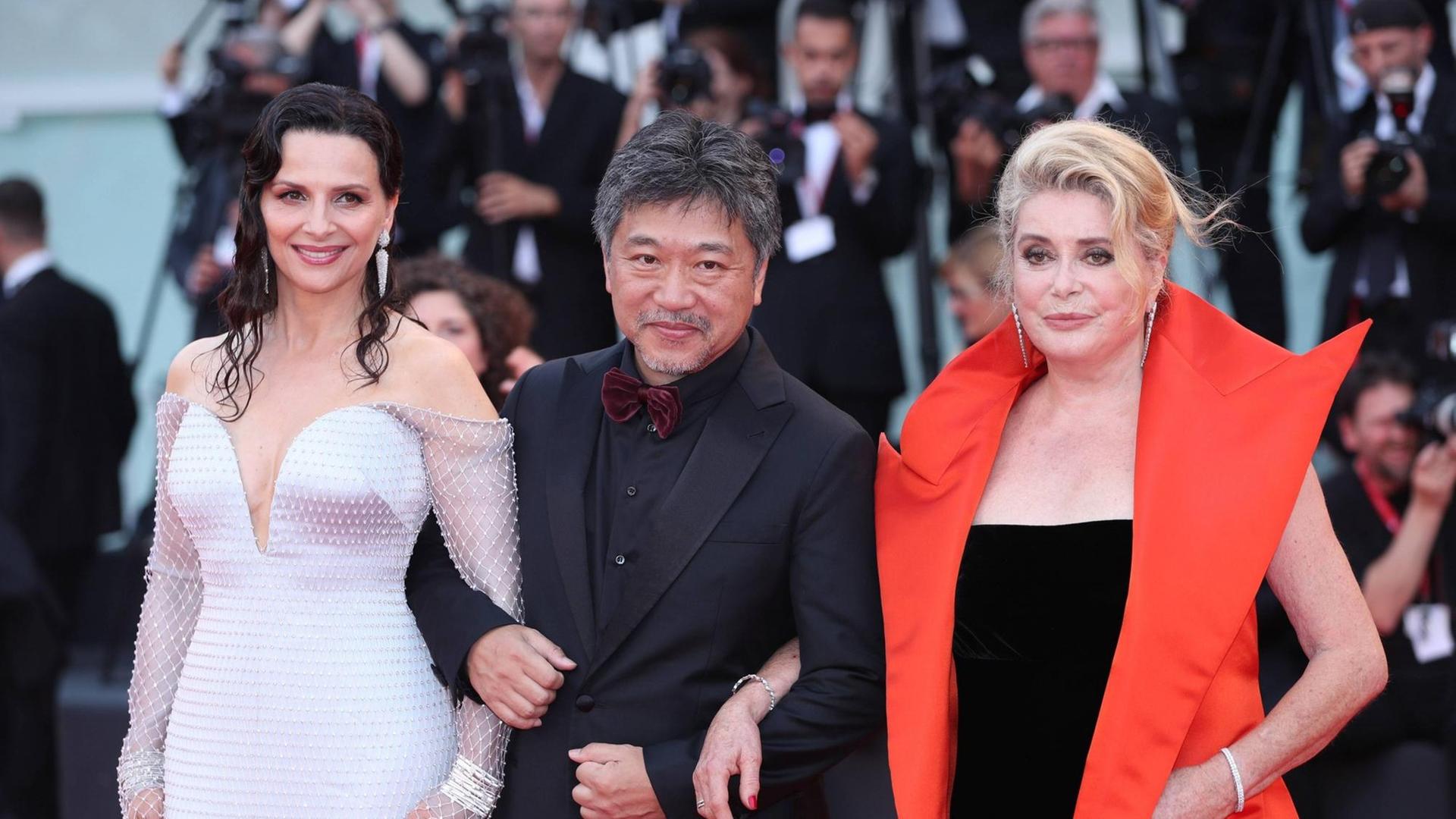 Filmregisseur Hirokazu Koreeda (mitte) mit den Schauspielerinnen Juliette Binoche (L) und Catherine Deneuve bei der Eröffnung der 76. Filmfestspiele Venedig. 28. August 2019 Filmregisseur Hirokazu Koreeda (mitte) mit den Schauspielerinnen Juliette Binoche (L) und Catherine Deneuve bei der Eröffnung der 76. Filmfestspiele Venedig. 28. August 2019