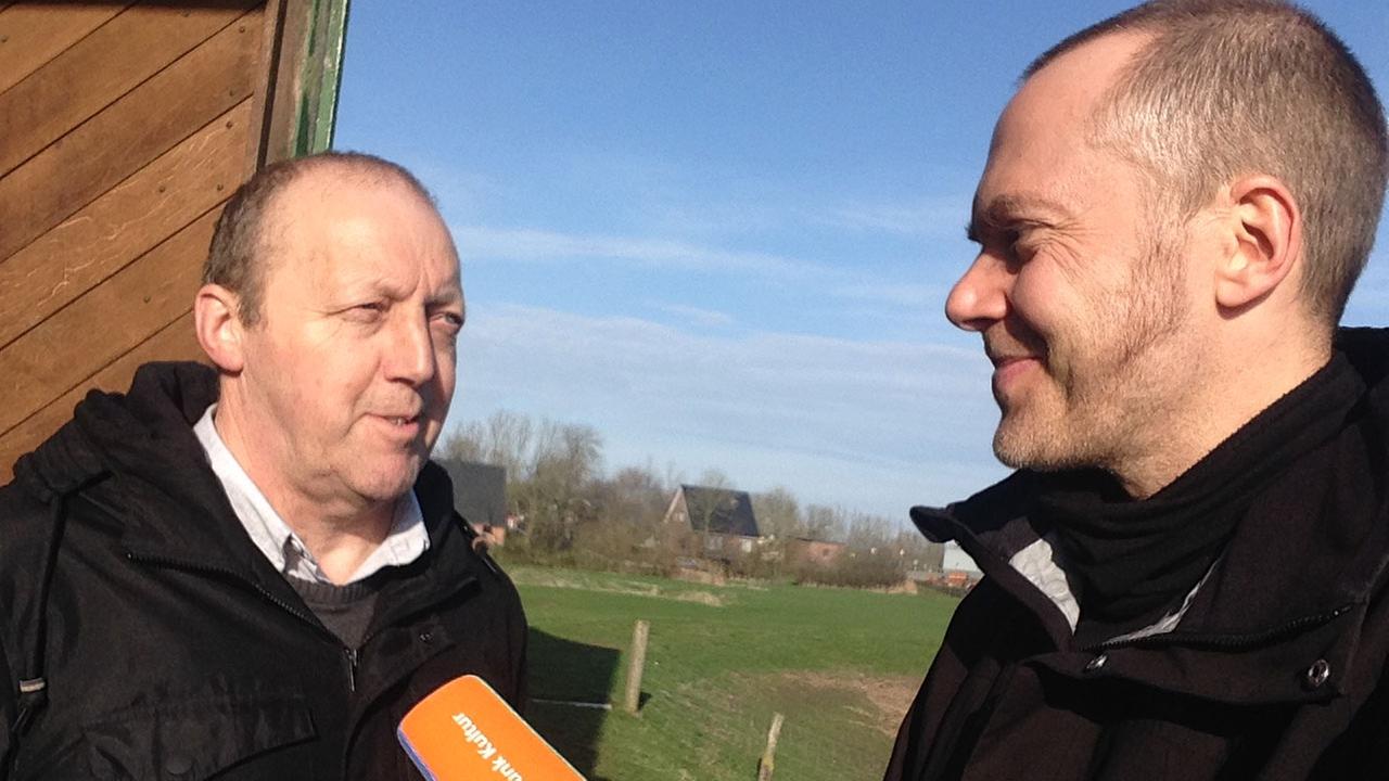 Reporter Elmar Krämer interviewt Deichgraf Ernst August Thams. Reporter Elmar Krämer interviewt Deichgraf Ernst August Thams.