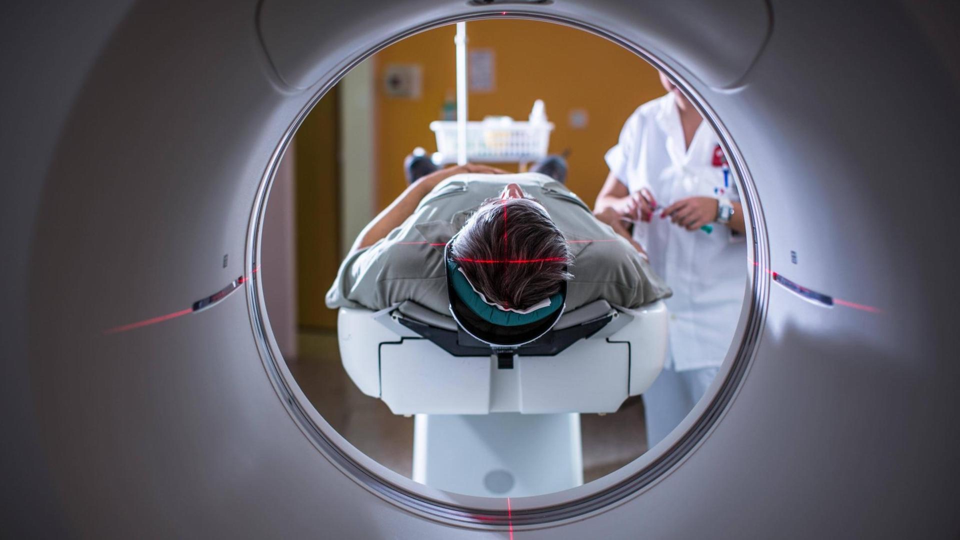 Bei der Magnetresonanztomographie (MRI, MRT) wird ein Patient in die Röhre geschoben. Bei der Magnetresonanztomographie (MRI, MRT) wird ein Patient in die Röhre geschoben.