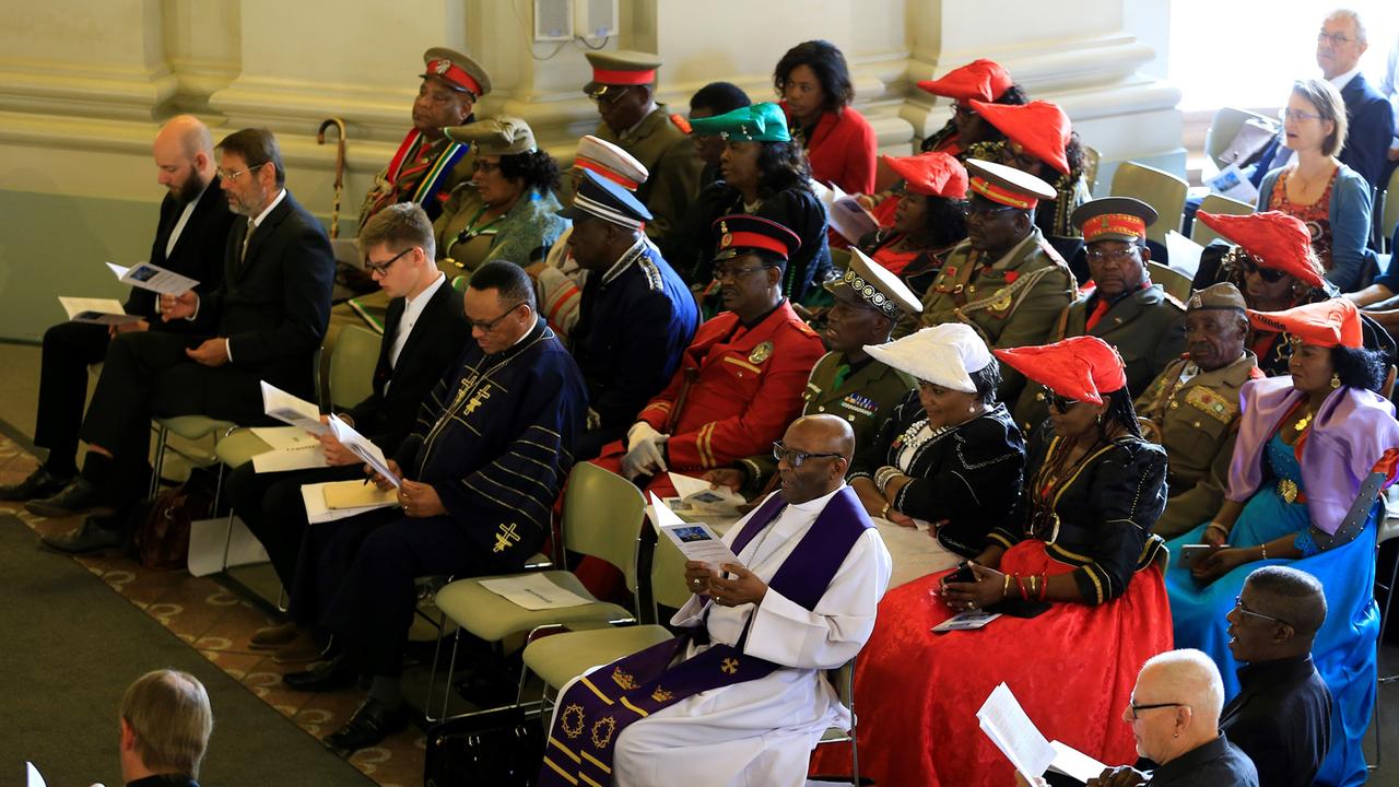 Hochrangige Gäste aus Namibia nehmen in Berlin im Französischen Dom an einem Gedenkgottesdienst für die Opfer des kolonialen Völkermordes teil. Hochrangige Gäste aus Namibia nehmen in Berlin im Französischen Dom an einem Gedenkgottesdienst für die Opfer des kolonialen Völkermordes teil.