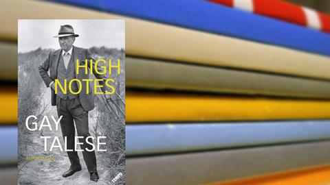 Buchcover "High Notes" von Gay Talese, im Hintergrund ein Stapel von Magazinen