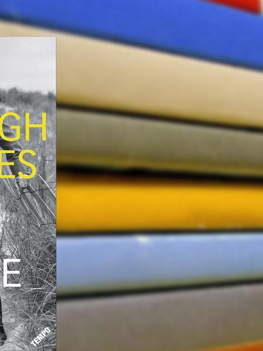 Buchcover "High Notes" von Gay Talese, im Hintergrund ein Stapel von Magazinen