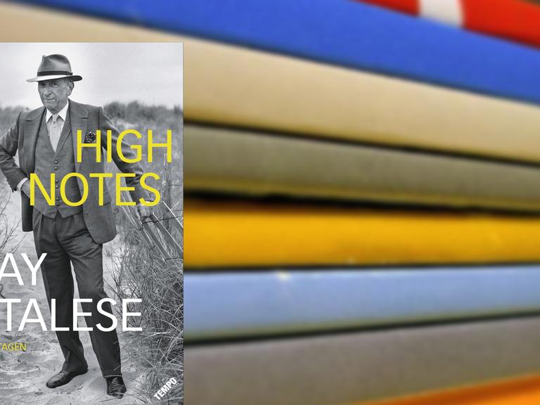 Buchcover "High Notes" von Gay Talese, im Hintergrund ein Stapel von Magazinen