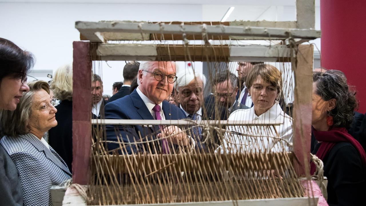 Bundespräsident Frank-Walter Steinmeier und seine Frau Elke Büdenbender besichtigen am 08.04.2017 im Museum für zeitgenössische Kunst (EMST) in Athen (Griechenland) die internationale Kunstausstellung documenta 14. Bundespräsident Frank-Walter Steinmeier und seine Frau Elke Büdenbender besichtigen am 08.04.2017 im Museum für zeitgenössische Kunst (EMST) in Athen (Griechenland) die internationale Kunstausstellung documenta 14.