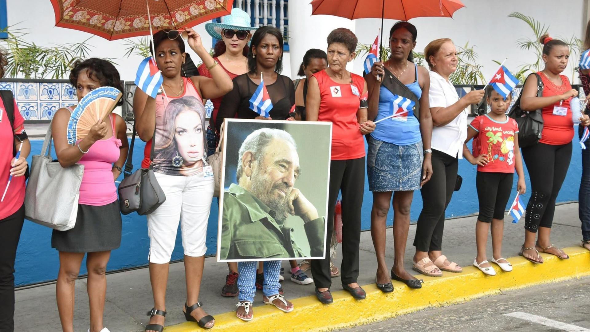 In den Straßen von Santiago de Cuba warte Menschen auf die Urne mit der Asche von Fidel Castro. In den Straßen von Santiago de Cuba warte Menschen auf die Urne mit der Asche von Fidel Castro.