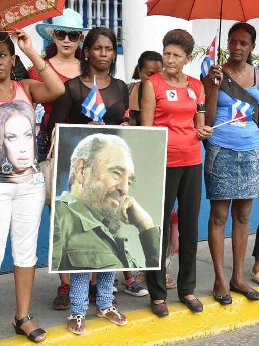 In den Straßen von Santiago de Cuba warte Menschen auf die Urne mit der Asche von Fidel Castro.