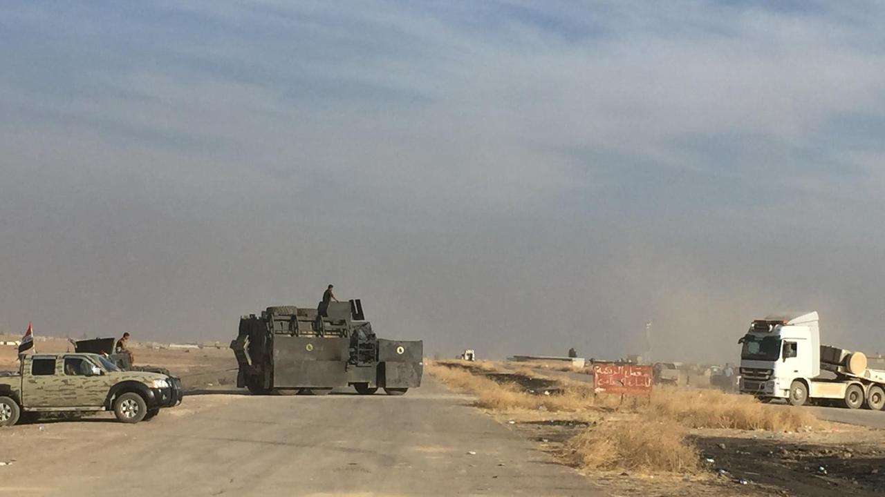 Eine Straßenblockade nach der Befreiung Mossuls. Eine Straßenblockade nach der Befreiung Mossuls.