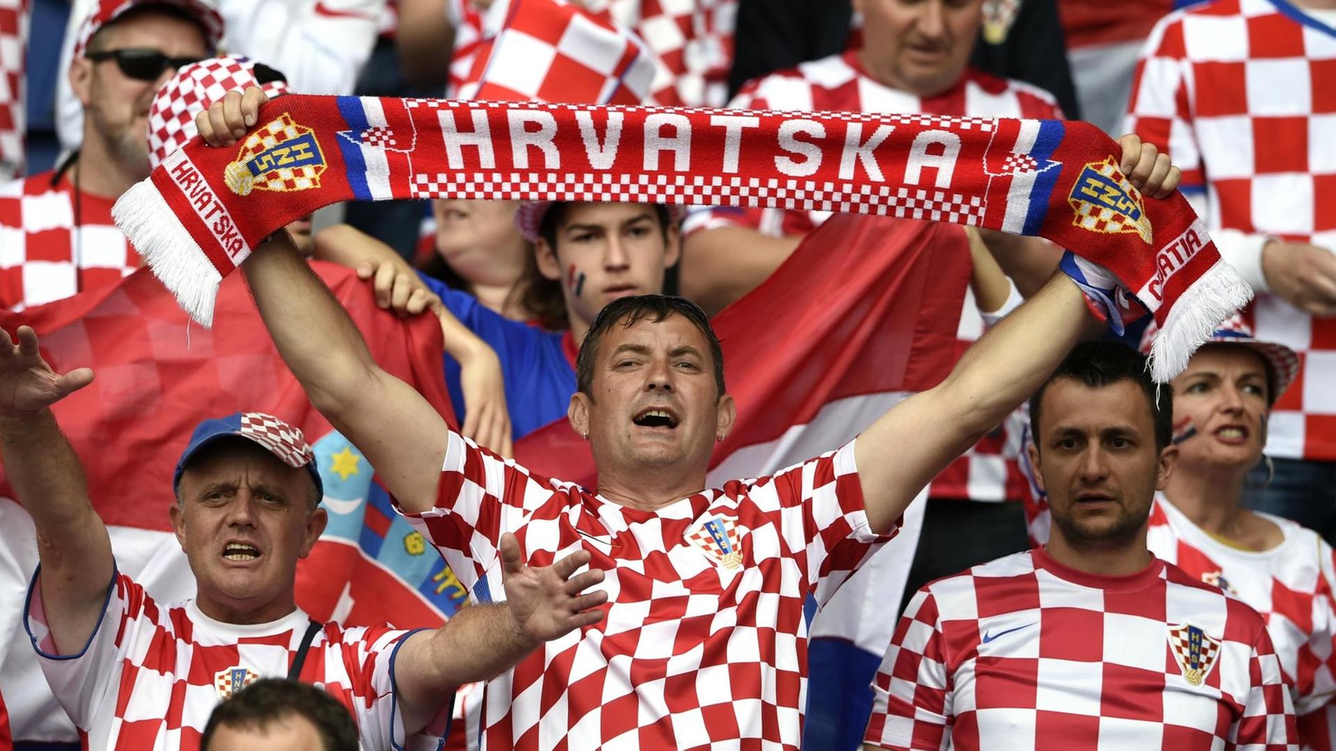 Kroatische Fußballfans am 12.6 vor dem Anpfiff der EM-Partie in der Gruppe D zwischen der Türkei und Kroatien in Paris. Kroatische Fußballfans am 12.6 vor dem Anpfiff der EM-Partie in der Gruppe D zwischen der Türkei und Kroatien in Paris.