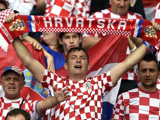Kroatische Fußballfans am 12.6 vor dem Anpfiff der EM-Partie in der Gruppe D zwischen der Türkei und Kroatien in Paris.