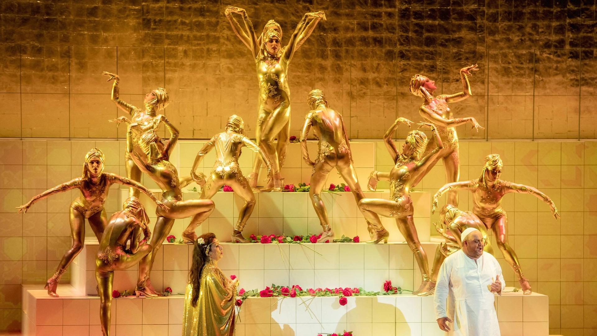 Szenenbild aus der Oper "Die Liebe der Danae" bei den Salzburger Festspielen 2016 Szenenbild aus der Oper "Die Liebe der Danae" bei den Salzburger Festspielen 2016